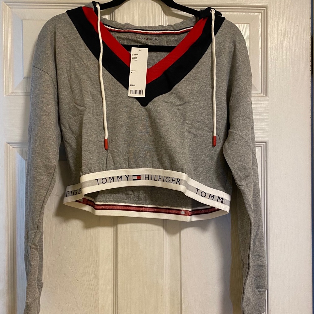 Cropped Tommy Hilfiger hoodie.